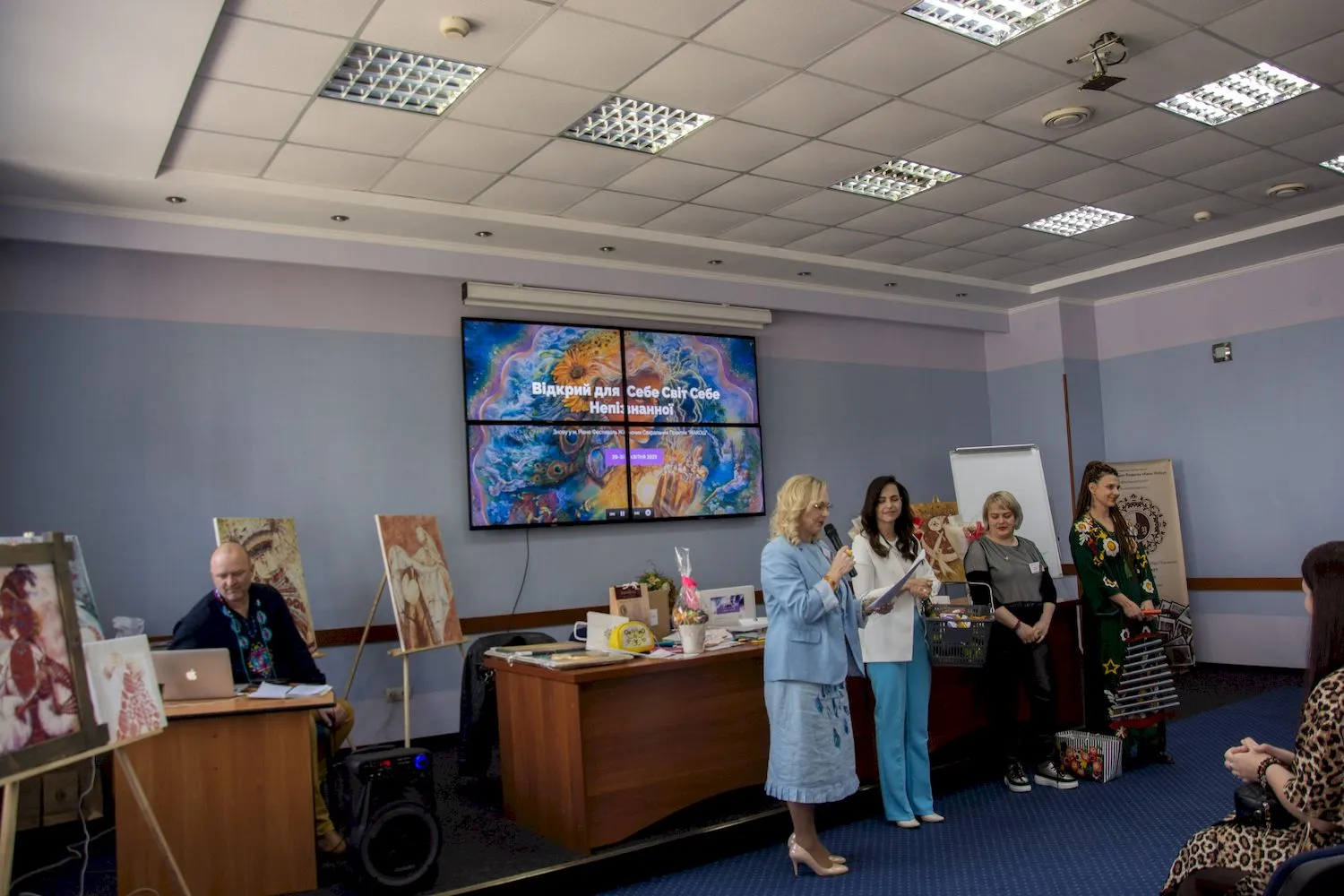Показати відео
